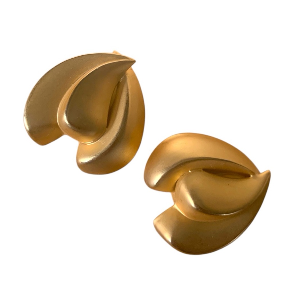 VTG 80’s Chunky Ribbed Modernist Gold Tone Petal Clip On Earrings